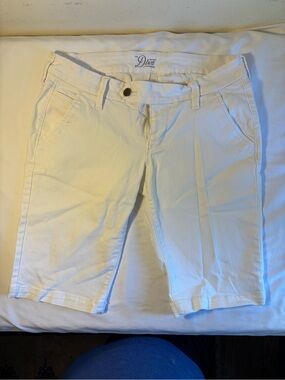 Old Navy "The Diva" White Bermuda Shorts, size 8